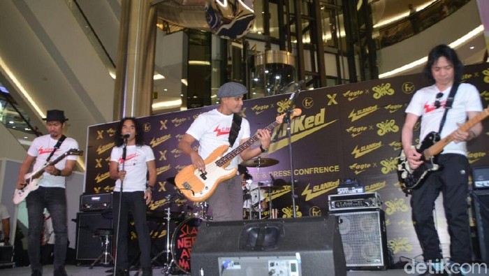 Slank ditemui saat peluncuran sepatu slanked desain 5 anggota Slank yang limited edition. Ini gaya mereka pamer sepatu.