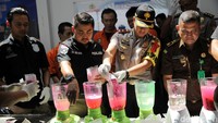 Barang bukti ekstasi dimasukkan ke mesin blender untuk dihancurkan.