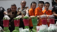 Ribuan butir ekstasi itu dimusnahkan dengan cara diblender.