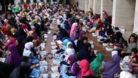 Buka puasa gratis ini digelar tiap hari.