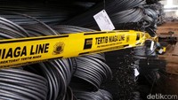 Saat ini baja beton itu telah dipasangi garis polisi.