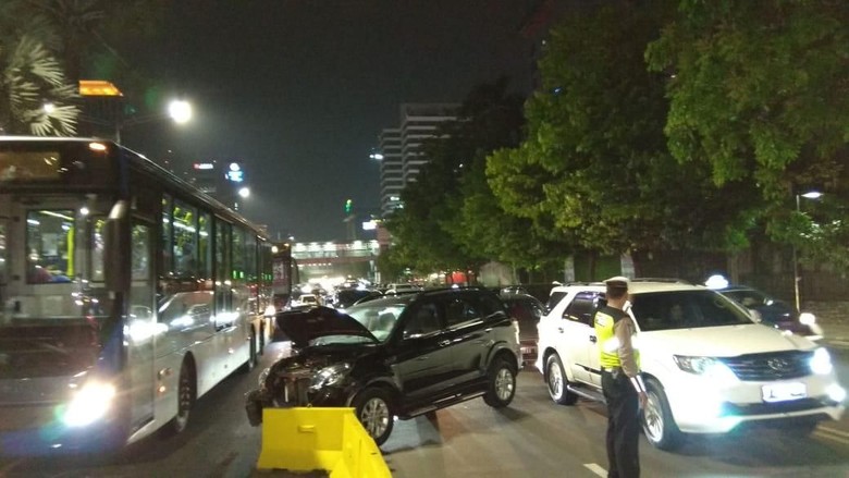Mobil Tabrak Separator Busway di Thamrin Arah Bundaran HI Mobil Tabrak Separator Busway di Thamrin Arah Bundaran HI