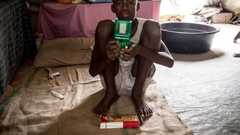 Seorang anak di Haiti yang cukup beruntung punya video game. Orang tuanya berpenghasilan USD 102 per bulan. Foto: Gapminder