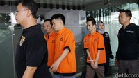 Para tersangka juga turut dihadirkan dalam pemusnahan barang bukti.