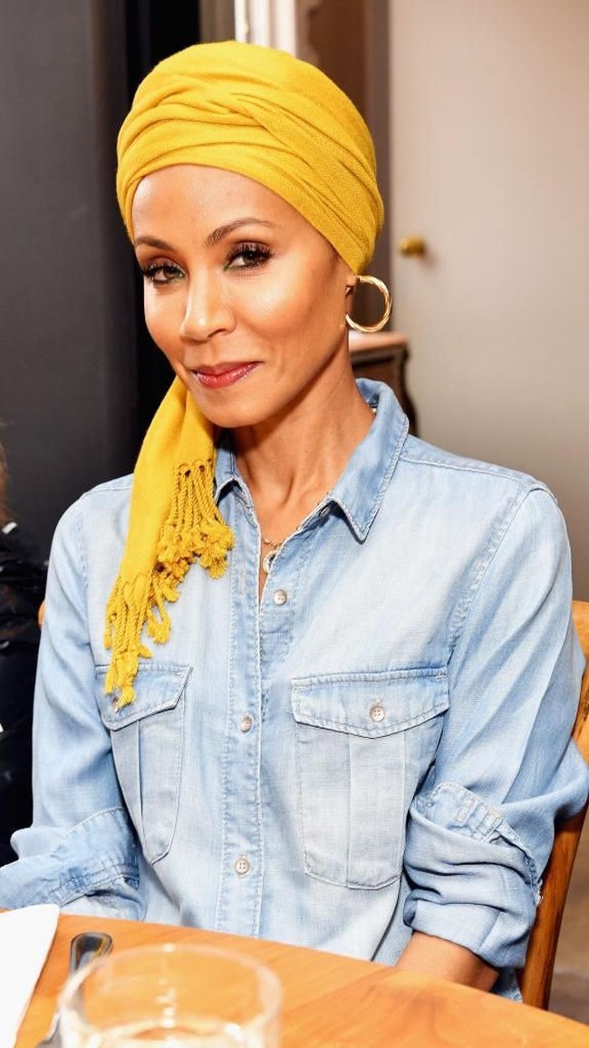 Istri Will Smith, Jada Pinkett Smith belakangan tampil mengejutkan. Jada secara tiba-tiba intens menggunakan turban.  Foto: Getty Images