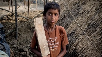 Dengan gaji orang tua sebesar USD 65 per bulan, anak di India ini memegang alat cricket sebagai mainan kesayangannya. Foto: Gapminder