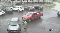 Dia kemudian memukulkan palu tersebut ke kaca mobil SUV yang berada di depannya. Kedua mobil itu memang sama-sama baru tiba di parkiran (Foto: Dok. ABC News)