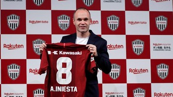 Beralih ke posisi gelandang. Iniesta akan memimpin rekan-rekannya di tim kesebelasan Twitter. Foto: Toru Hanai/Reuters