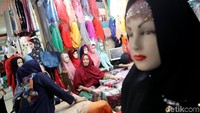 Aktivitas jual-beli di salah satu kios.