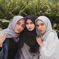 Tak hanya wanita seksi, ada tiga hijabers yang masuk ke dalam manajemen ini. Mereka adalah Siti Hajar Riska Aryanti, Lula Balweel, dan Isnaini Fauziah. Foto: Instagram