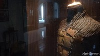 Keraton Kasepuhan Cirebon menyimpan baju zirah yang usianya ratusan tahun milik tentara Portugis. Baju berbahan perunggu itu dipajang di Meseum Keraton Kasepuhan Cirebon.