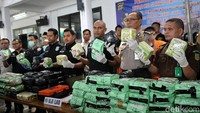 Polisi menggelar barang bukti narkoba berupa sabu dan ekstasi di Mapolda Metro Jaya.