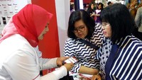 Karyawan Bank DKI tengah menjelaskan aplikasi JakOne Mobile kepada pengunjung Pekan Raya Jakarta di Jakarta, Rabu (23/5/2018) malam. Foto: dok. Bank DKI