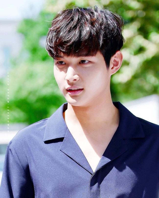 Aktor berparas tampan ini telah mendatangi kantor Kejaksaan Distrik Timur Seol untuk penyelidikan atas kasus yang menimpanya pada Kamis (24/5/2018). Foto: Instagram @leeseowon_official