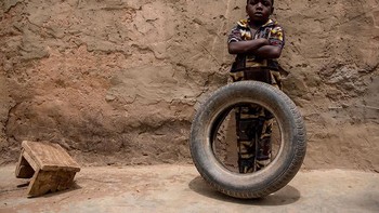 Mainan favorit anak di Burkina Faso, sebuah ban lama. Orang tuanya punya gaji USD 54 per bulan. Foto: Gapminder