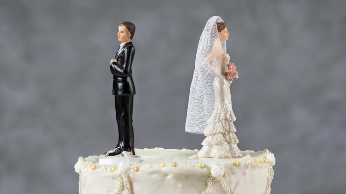 Ilustrasi Perceraian Wedding cake spouses turning their backs to each other for emerging problems