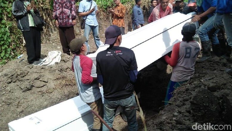 Pemakaman Bomber Dita Juga Tak Dihadiri Keluarga Pemakaman Bomber Dita Juga Tak Dihadiri Keluarga