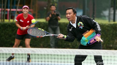 Gaya Menpora Bermain Tenis Bersama Atlet Pelatnas