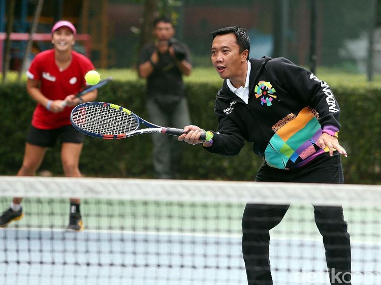 Gaya Menpora Bermain Tenis Bersama Atlet Pelatnas