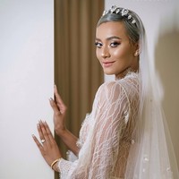 Model Kimmy Jayanti baru saja melangsungkan pernikahan dengan pesepak bola, Greg Nwokolo pada Minggu (20/5/2018). Jik ia biasa tampil quirky dengan makeup on point, di hari pernikahannya Kimmy bertransformasi jadi malaikat karena dandanannya yang glowy. Foto: Instagram/Kimmy Jayanti & Dipusmakeup