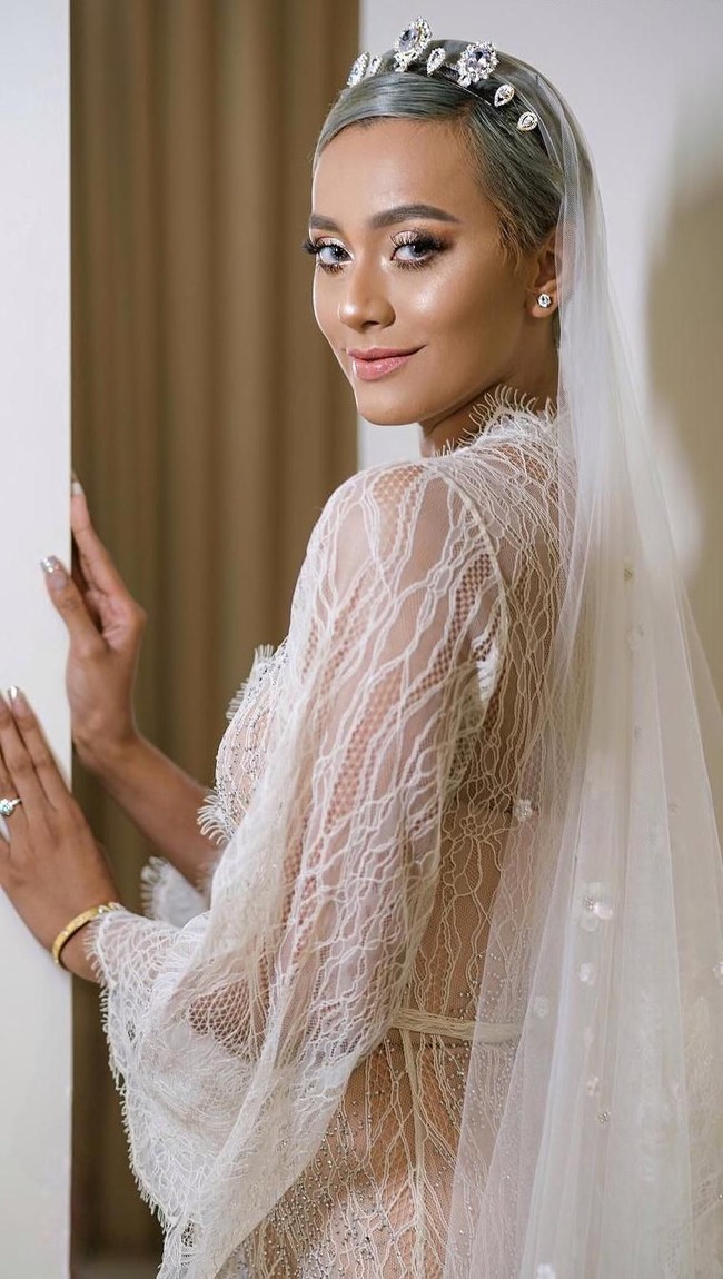 Model Kimmy Jayanti baru saja melangsungkan pernikahan dengan pesepak bola, Greg Nwokolo pada Minggu (20/5/2018). Jik ia biasa tampil quirky dengan makeup on point, di hari pernikahannya Kimmy bertransformasi jadi malaikat karena dandanannya yang glowy. Foto: Instagram/Kimmy Jayanti & Dipusmakeup