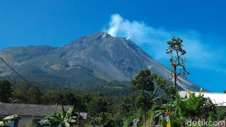 Warga Stabelan Boyolali Lihat Pijaran Erupsi Merapi Pagi Tadi Warga Stabelan Boyolali Lihat Pijaran Erupsi Merapi Pagi Tadi