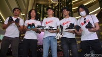 Para Personiel Slank kolaborasi antara Slank dan Eagle dalam peluncuran sepatu barunya. Foto: Ismail/detikHOT