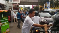 Takjil-takjil tersebut dibagi-bagikan di kawasan Cut Meutia, Jakarta (Foto: Sams/detikcom)