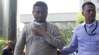 Namun KPK tak memerinci sumber uang diduga terkait suap tersebut. KPK hanya menyebut uang itu diduga terkait proyek.