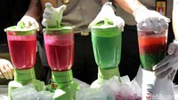 Mesin blender mulai menghancurkan pil-pil ekstasi.