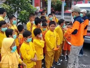 Hujan Abu Erupsi Merapi, BPBD Bagikan Ribuan Masker di Magelang