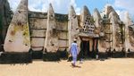 Foto: Batu Ajaib dan Masjid Lumpur Tertua di Ghana
