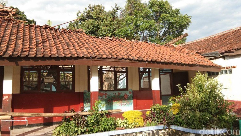 Kurang Perhatian Pemkab Bogor, Kelas SDN Kota Batu Ambruk Kurang Perhatian Pemkab Bogor, Kelas SDN Kota Batu Ambruk