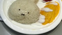 Bukan hanya dim sum, Asty juga mencicip mango sticky rice. Penyajiannya juga tak kalah unik nih. Foto: Instagram @asty_ananta