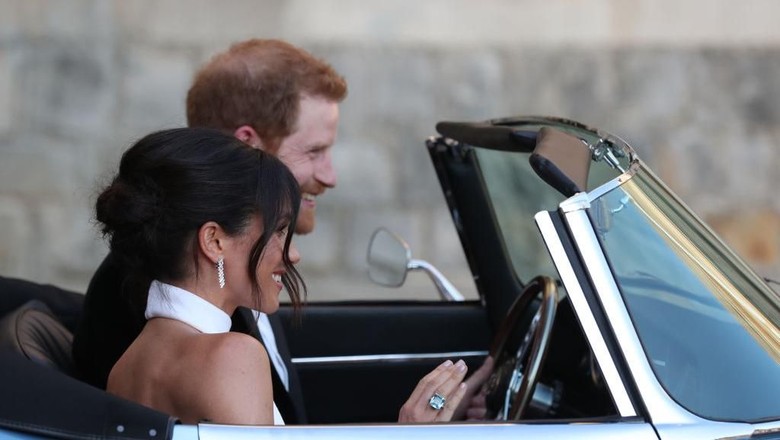 Pangeran Harry dan Meghan Markle saat naik mobil bersama Foto: Getty Images Pangeran Harry dan Meghan Markle saat naik mobil bersama Foto: Getty Images