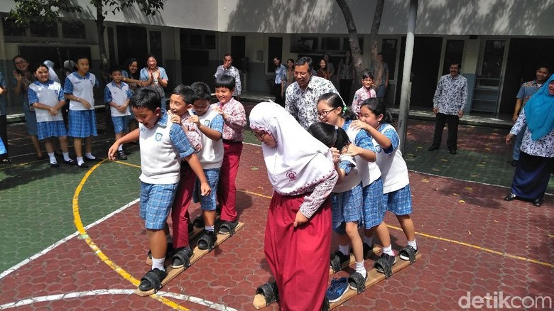 Tepis Trauma, Siswa SD Muslim dan Katolik di Surabaya Main Bersama Tepis Trauma, Siswa SD Muslim dan Katolik di Surabaya Main Bersama