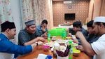 Intip Gaya Asyik Ustaz Tampan, Ahmad Al Habsyi saat Makan Hidangan Timur Tengah