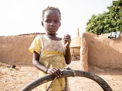 Potret Menarik Perbandingan Mainan Anak Miskin dan Kaya