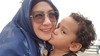 Ia pun kerap mengunggah kebersamaannya dengan sang buah hati. Dok. Instagram/chintatanjung
