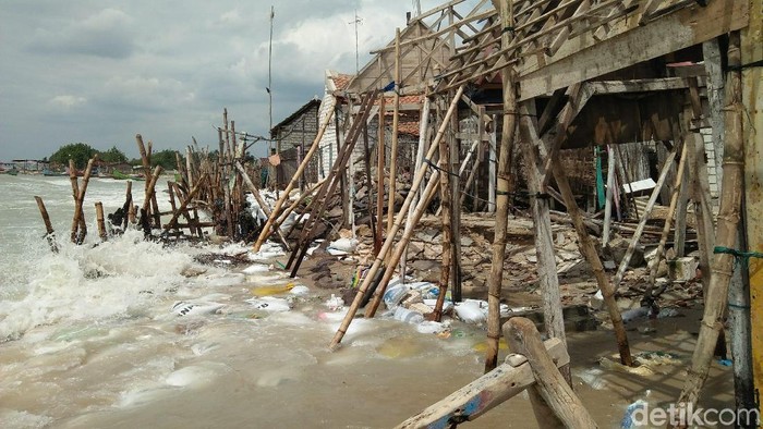 Diterjang Abrasi, 8 Rumah di Rembang Rusak Parah