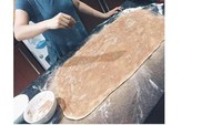 Aktis cantik yang satu ini juga diam-diam gemar masak. Lihat saja caranya menaburkan bubuk cinnamon saat membuat cinnamon roll ini. Foto: Instagram @tarabasro