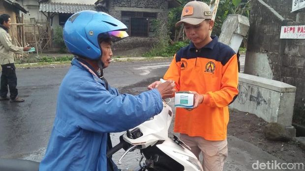 BPBD Magelang bagikan masker kepada warga. 