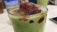 Ini yang tersohor dari gerai Mie Linggarjati Bandung. Alpukat dilumat halus dicampur es serut plus sirop moka. Segaarnya! Foto: Istimewa