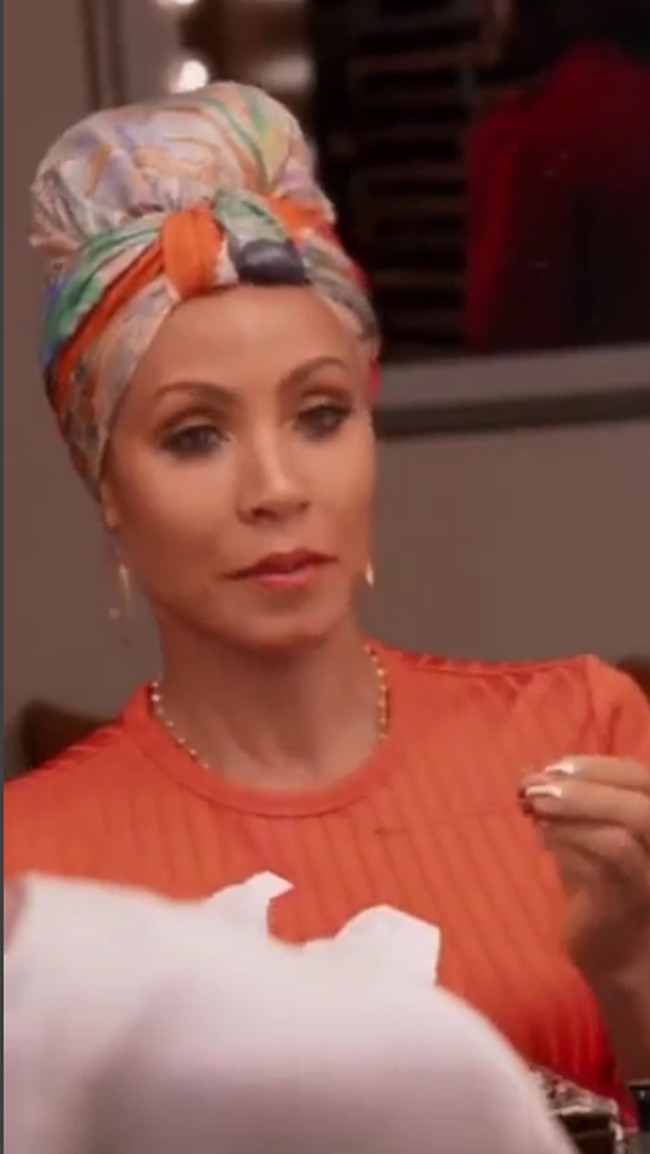 Inilah penampilan Jada saat pertama kalinya mengungkap kerontokan rambutnya. Dalam acara Red Table Talk, Jada mengenakan turbal multi-warna. Ia membungkus rambutnya yang kini semakin tipis.  Foto: Instagram