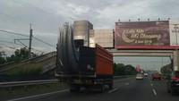 Seperti yang dikirim Fernand Kuv di pasangmata, Truk pagi penebar maut! Panjang barang muatan berlebih, pintu pagar belakang tak dapat menutup sempurna dan aroma bahaya membuntuti erat truk ini. Melintas di Tol Jakarta - Serpong ruas arah Serpong. Foto: pasangmata.com