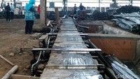 Petugas memeriksa pabrik yang digunakan untuk memproduksi baja beton.