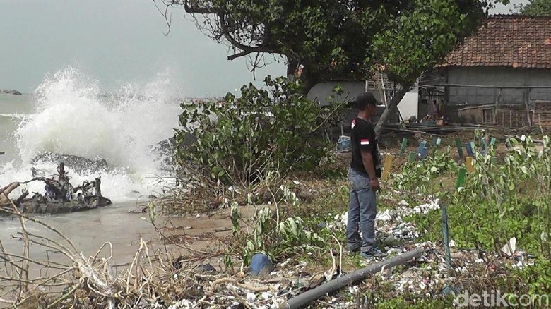 10 Makam Hilang karena Hanyut Diterjang Ombak Besar di Rembang 10 Makam Hilang karena Hanyut Diterjang Ombak Besar di Rembang