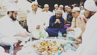 Wah, satu nampan nasi dengan beberapa potong ayam goreng itu dilahap oleh Ustaz Al Habsyi bersama dengan ulama lain, salah satunya Uztaz Abdul Somad. Sebelum makan, mereka terlihat memanjatkan doa lebih dulu. Foto: Instagram ustads_alhabsyi