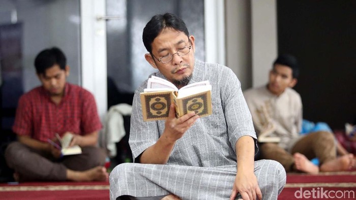 Sehari di Masjid An Nahl

Sejumlah umat muslim memadati masjid An Nahl yang terletak di BSD, Tanggerang, Banten, Kemarin. Masjid ini melaksanakan ibadah itikaf selama 30 hari selama bulan ramadan dengan cuma-cuma. Grandyos Zafna/detikcom

Breaking news :

Bagi anda yang mau itikaf selama 30 Hari di bulan Ramadhan silahkan bisa langsung merapat ke Masjid Annahl The Icon BSD City. 
Semua tersedia secara Gratis dan Terbuka untuk Umum.

Keunggulan Masjid Annahl :
- Free 100%
- Gratis takjil saat berbuka puasa (kurma, snack, dll)
- Gratis makan malam dan sahur
- Gratis Teh Pucuk 
- Gratis milo, capucino, kopi hitam tinggal tekan tombol otomatis keluar sendiri
- Gratis Laundry selama itikaf
- Bimbingan belajar Alquran 24 Jam Setiap Hari selama Ramadhan (Klinik Quran)
- Setoran Hafalan atau Murojaah ke Hafizh 30 Juz
- Dauroh Alquran Sabtu dan Minggu (Aqua)
- Kajian Tafsir Ayat-ayat malam Ramdhan setiap Sabtu-minggu (bada ashar)
- Sholat Tahajjud 1 Juz/malam
- Tempat AC, bersih dan nyaman
- Free Wifi 24 Jam
- Sholat Tarawih & Tahajjud bersama Imam-imam Juara Internasional  dan Hafizh muda dengan suara merdu (Ust. Faisol Ilahi, Ust. Taqy Malik, Ust. Ibrohim Elhaq, KH. Agus Said dan H. Ayatullah).


Segara daftar di www.annahlbsdcity.com atau bisa langsung ke lokasi. Masjid An Nahl The Icon BSD City.

Bagi yang berinfak bisa langsung ke kotak infak yang tersedia atau transfer melalui rekening yang di website Annahl.

The Icon Bsd City, Ruko Horizon Broadway M5 No. 3, Jl. Horizon Broadway, Sampora,  Cisauk, Sampora, Cisauk, Tangerang, Banten 15345
085694960750