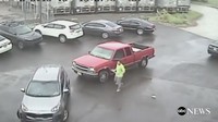 Seorang pria berkaus hijau tampak turun dari mobil berwarna merah dengan menenteng palu besar (Foto: Dok. ABC News)